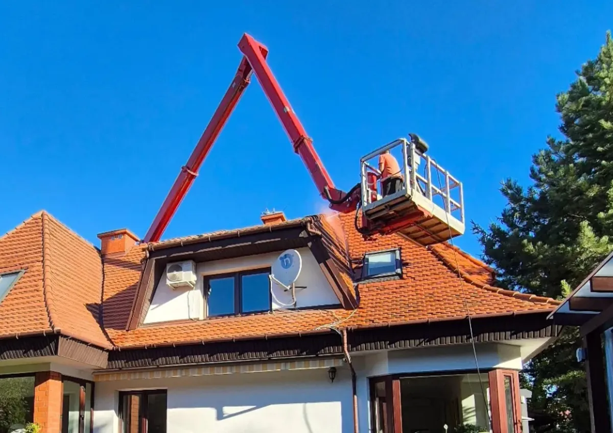 czyszczenie rynien na wysokości - myciepowierzchni.pl